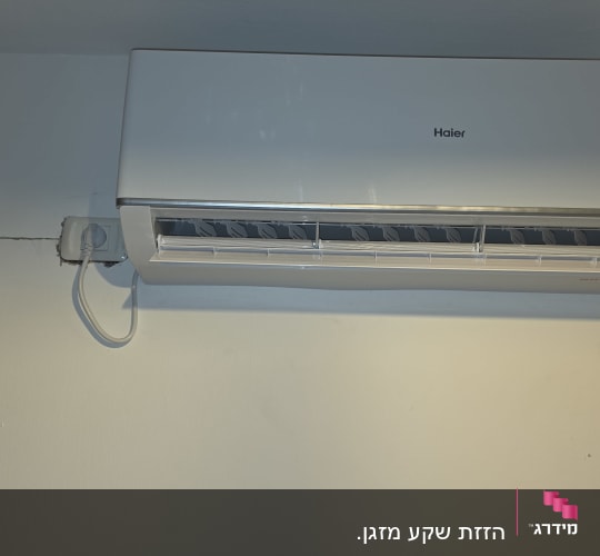 מזגן מותקן על קיר עם חיווט חשמלי